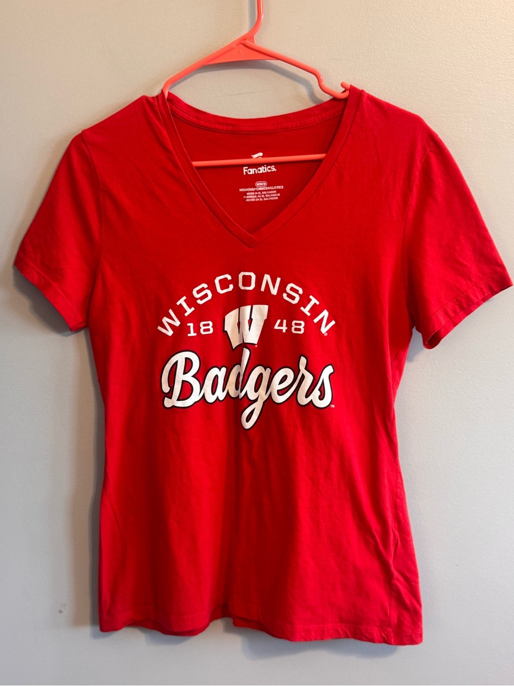 Fanatics Wisconsin Badgers Women’s Medium Red V-Neck Graphic T-Shirt NCAA